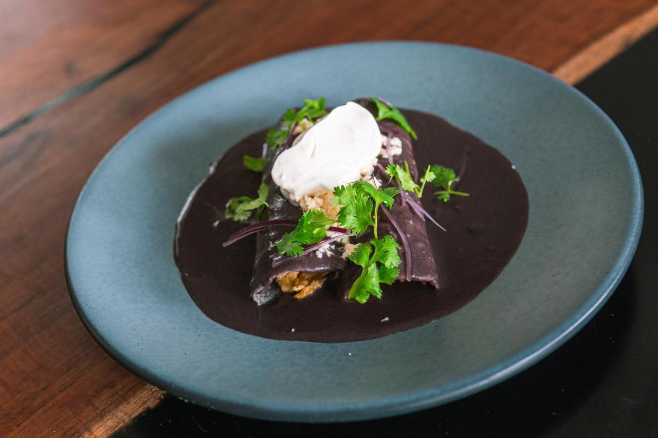 Hotel Makaaba Eco-Boutique บากาลาร์ ภายนอก รูปภาพ A plate of mole negro