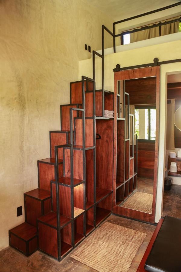 Hotel Makaaba Eco-Boutique บากาลาร์ ภายนอก รูปภาพ Stairs in a tiny home