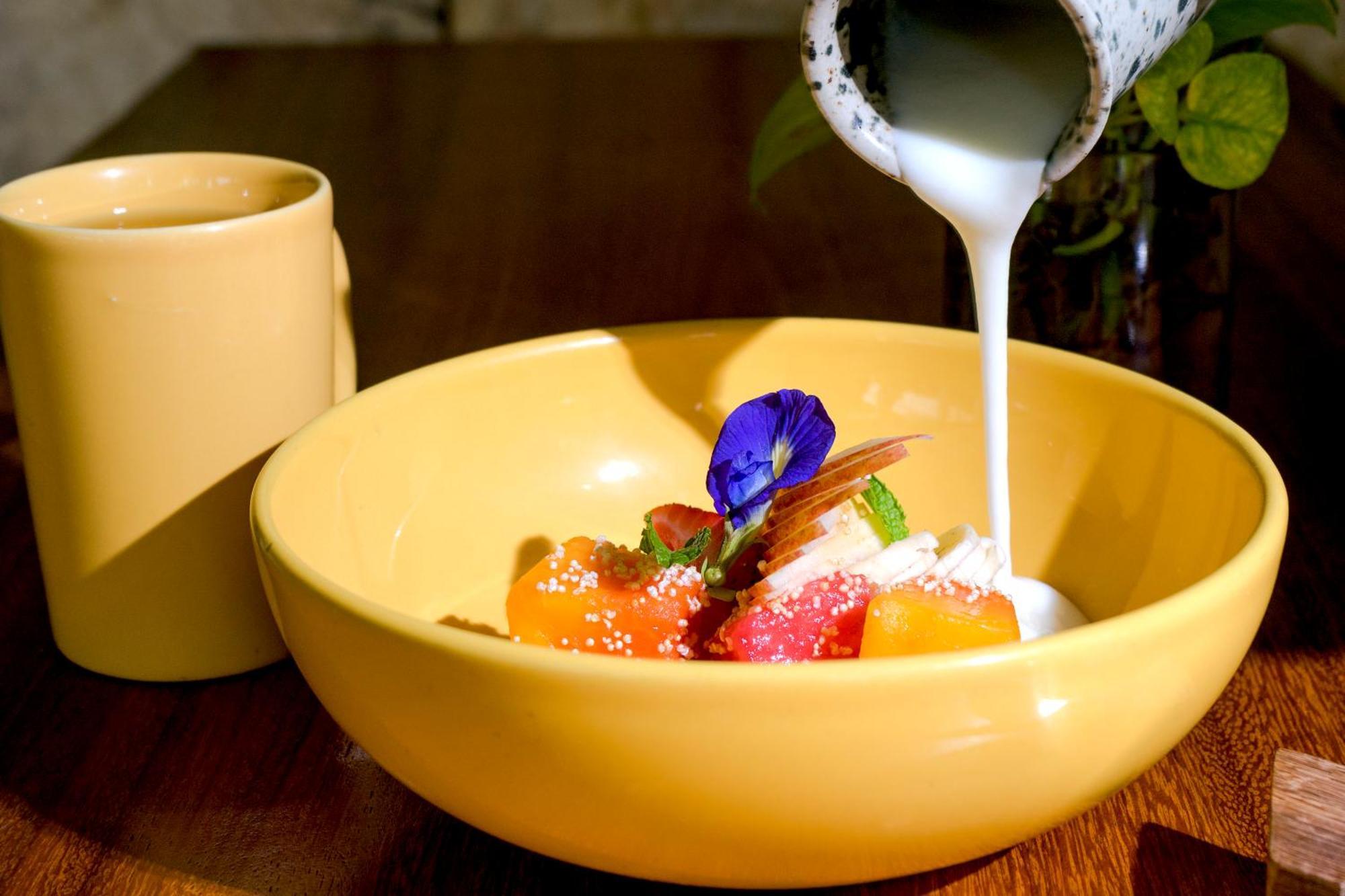 Hotel Makaaba Eco-Boutique บากาลาร์ ภายนอก รูปภาพ A fruit salad with edible flowers